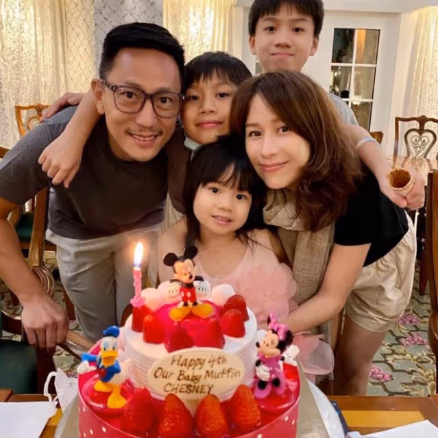 劉愷威前女友回港過年!隔5個月見老公子女很激動,抱成一團大哭