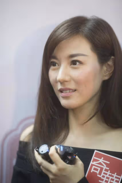 姐弟戀開花結果!41歲知名女星承認去年底秘婚,曾陷同性戀疑雲