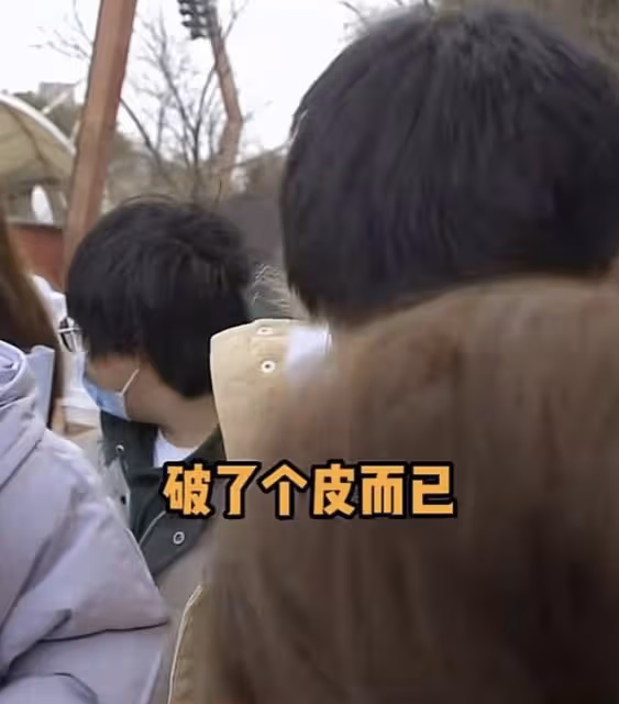 「謝飛機」曹桐睿拍戲出意外,膝蓋擦傷血肉模糊,拒絕就醫超男人