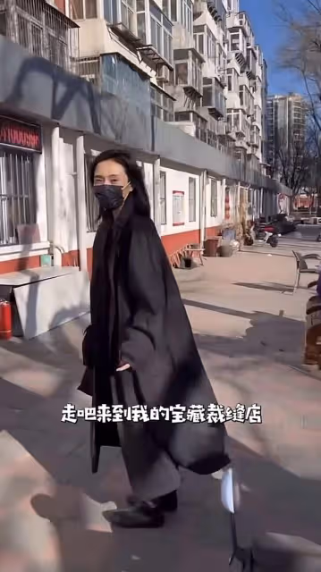 李亞鵬褲子穿10年全是破洞不舍扔,海哈金喜花30塊錢補好被贊持家