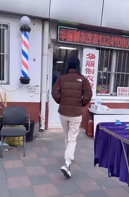 李亞鵬褲子穿10年全是破洞不舍扔,海哈金喜花30塊錢補好被贊持家