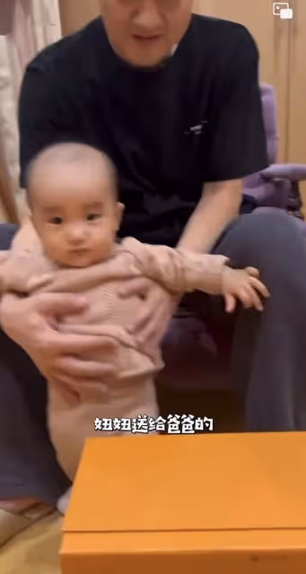 李亞鵬褲子穿10年全是破洞不舍扔,海哈金喜花30塊錢補好被贊持家