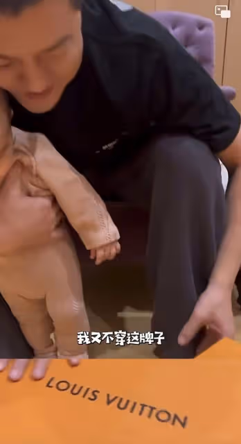李亞鵬褲子穿10年全是破洞不舍扔,海哈金喜花30塊錢補好被贊持家