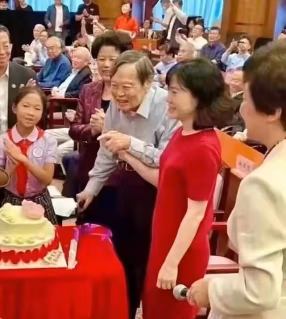 翁帆:掌握楊振寧的財政大權卻各種節約,打包剩飯,捨不得買衣服
