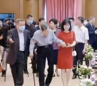 翁帆:掌握楊振寧的財政大權卻各種節約,打包剩飯,捨不得買衣服