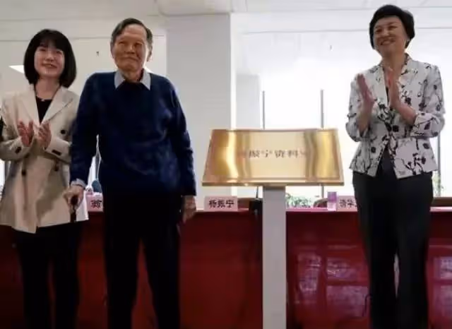 翁帆:掌握楊振寧的財政大權卻各種節約,打包剩飯,捨不得買衣服