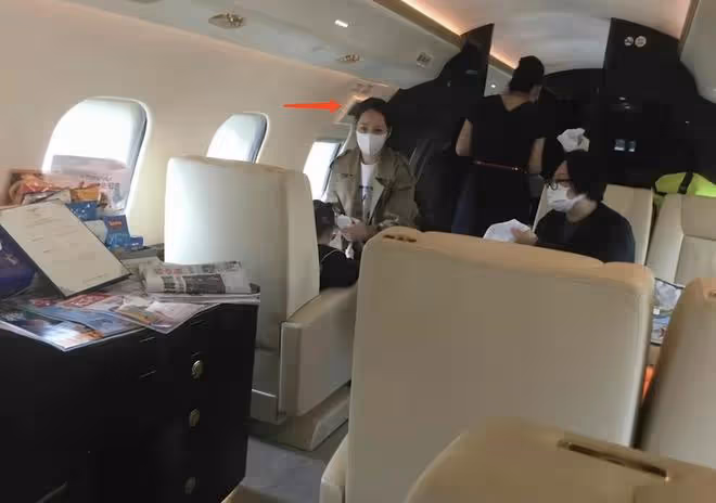 沒離婚!向佐夫婦帶兒子逛街被偶遇,向佐扶著郭碧婷背部很體貼