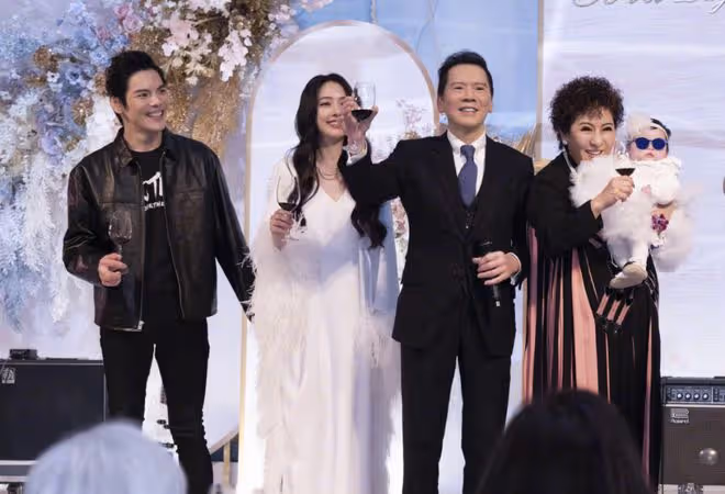 沒離婚!向佐夫婦帶兒子逛街被偶遇,向佐扶著郭碧婷背部很體貼