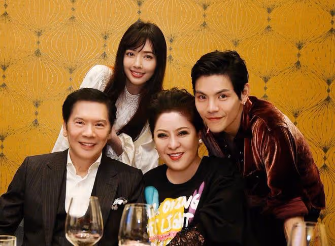 沒離婚！向佐夫婦帶兒子逛街被偶遇，向佐扶著郭碧婷背部很體貼
