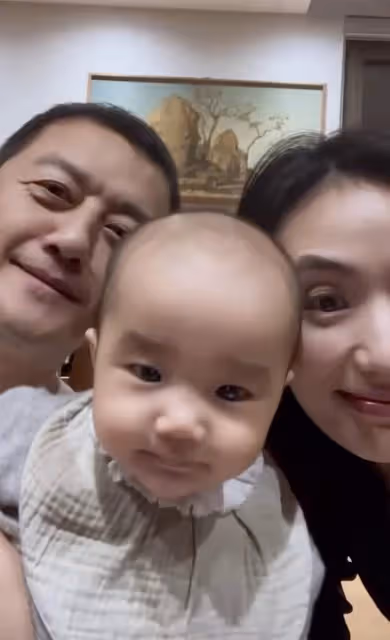 李亞鵬私下太節儉,牛仔褲穿10年全是破洞不願丟,老婆花30元縫補