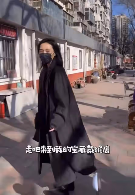 李亞鵬私下太節儉,牛仔褲穿10年全是破洞不願丟,老婆花30元縫補