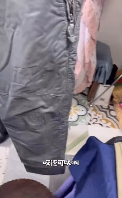 李亞鵬私下太節儉,牛仔褲穿10年全是破洞不願丟,老婆花30元縫補