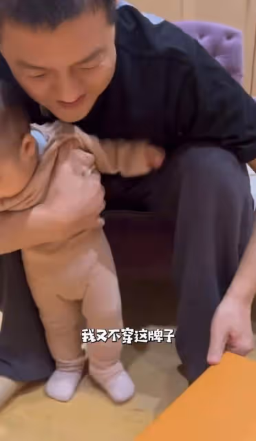 李亞鵬私下太節儉,牛仔褲穿10年全是破洞不願丟,老婆花30元縫補