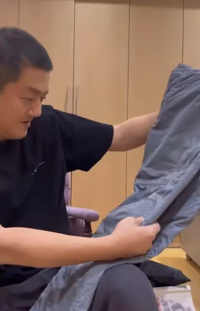 李亞鵬私下太節儉,牛仔褲穿10年全是破洞不願丟,老婆花30元縫補