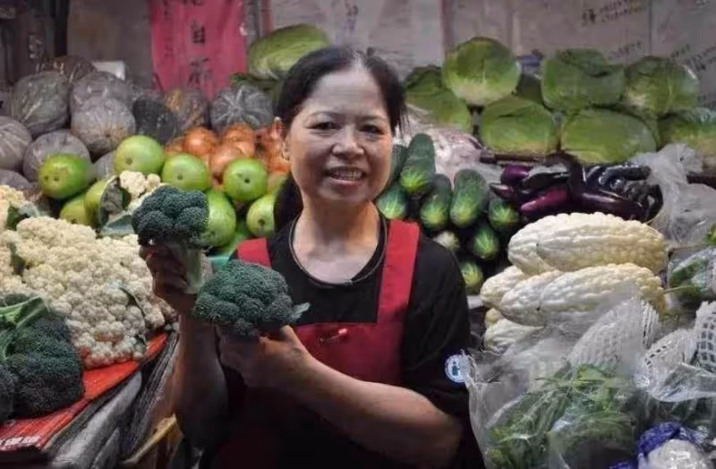 台東62歲賣菜阿姨陳樹菊,每日工作18小時,48年不間斷,賺上千萬全捐出,網讚:平凡而又偉大!