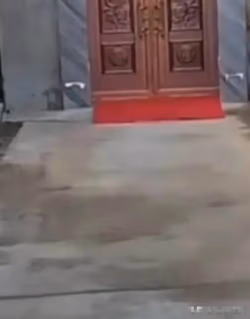 男子父母皆已去世,兒子過年回到空蕩蕩的家裡,打開門他心酸落淚,網嘆:父母不在,何以為家?