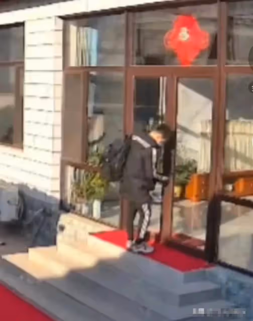 男子父母皆已去世,兒子過年回到空蕩蕩的家裡,打開門他心酸落淚,網嘆:父母不在,何以為家?
