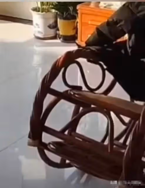 男子父母皆已去世,兒子過年回到空蕩蕩的家裡,打開門他心酸落淚,網嘆:父母不在,何以為家?
