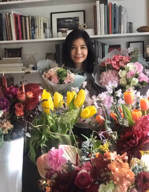 鐘楚紅享受13年獨居生活!曬出「千萬豪宅」,堆滿鮮花美食,60+依舊精緻如少女
