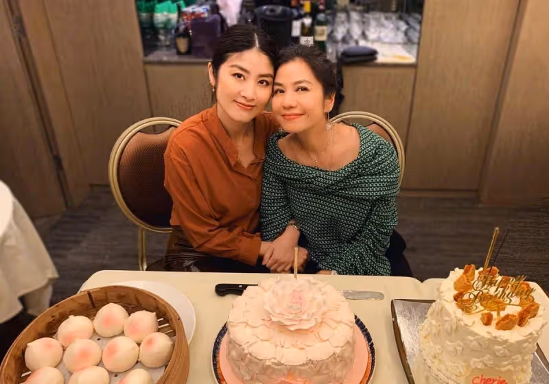 鐘楚紅享受13年獨居生活!曬出「千萬豪宅」,堆滿鮮花美食,60+依舊精緻如少女