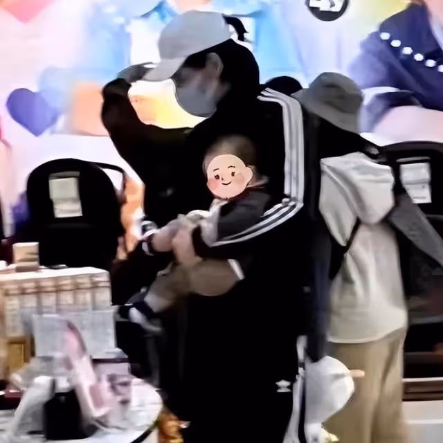 郭碧婷和向佐抱兒子現身，向佐細心呵護妻子，為妻子背包包