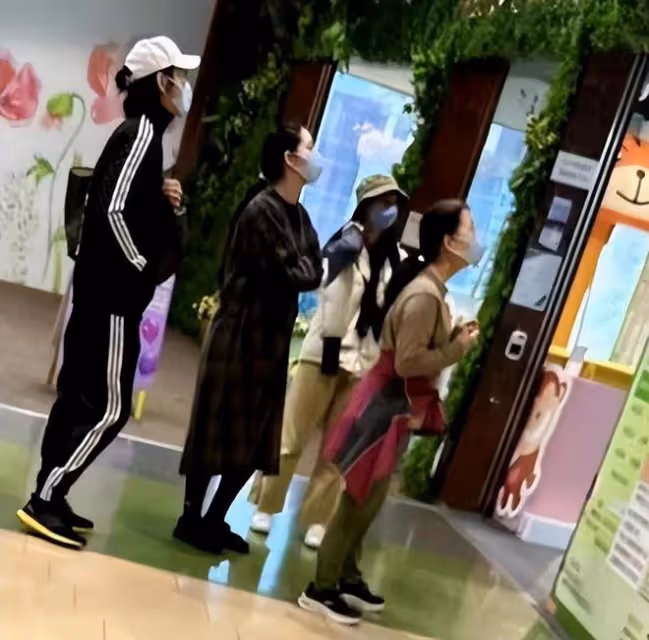 郭碧婷和向佐抱兒子現身，向佐細心呵護妻子，為妻子背包包