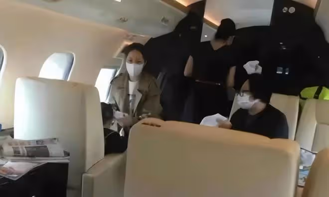 郭碧婷和向佐抱兒子現身，向佐細心呵護妻子，為妻子背包包