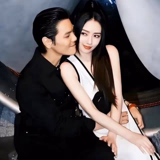 郭碧婷和向佐抱兒子現身，向佐細心呵護妻子，為妻子背包包