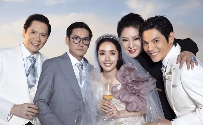 郭碧婷和向佐抱兒子現身，向佐細心呵護妻子，為妻子背包包