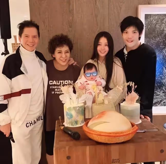 郭碧婷和向佐抱兒子現身，向佐細心呵護妻子，為妻子背包包