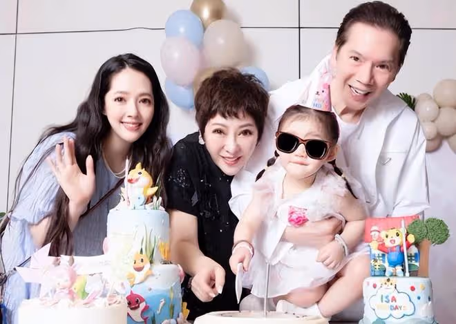 郭碧婷和向佐抱兒子現身，向佐細心呵護妻子，為妻子背包包