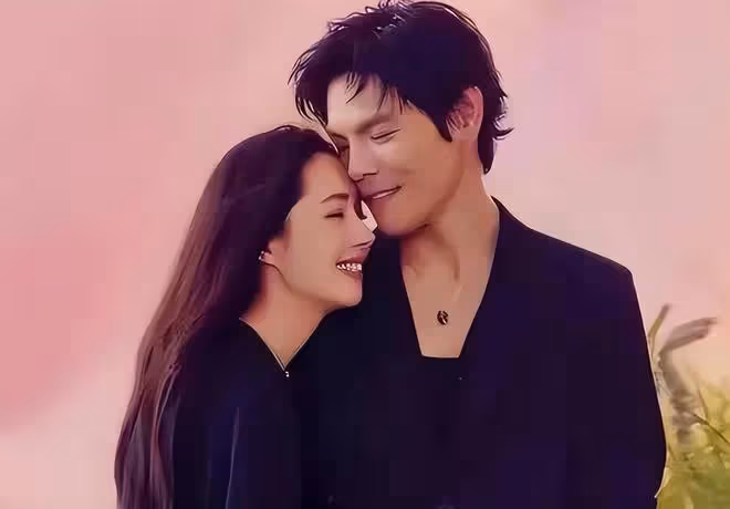郭碧婷和向佐抱兒子現身，向佐細心呵護妻子，為妻子背包包
