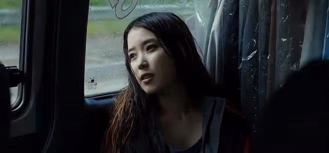 IU在新劇中扮演未婚媽媽，與李鍾碩的戀情有了最新進展