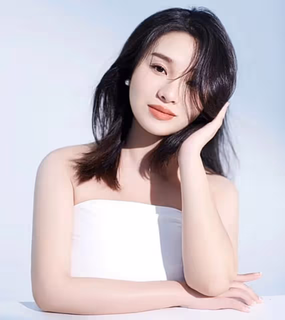 巨興茂小15歲嬌妻曬孕照,穿抹胸四肢仍纖細,北京豪宅養胎很滋潤