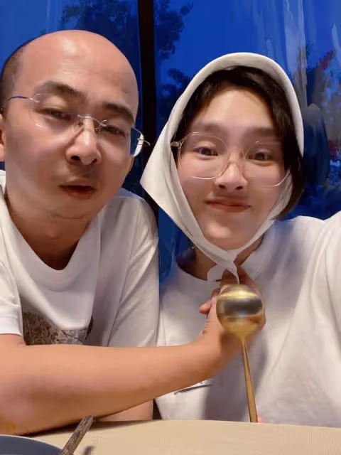 巨興茂小15歲嬌妻曬孕照,穿抹胸四肢仍纖細,北京豪宅養胎很滋潤