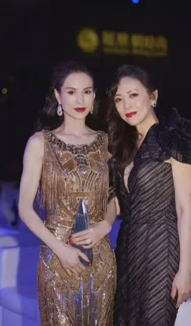 女星走紅毯猶如「照妖鏡」,誰在優雅老去,誰在瘋狂填充?