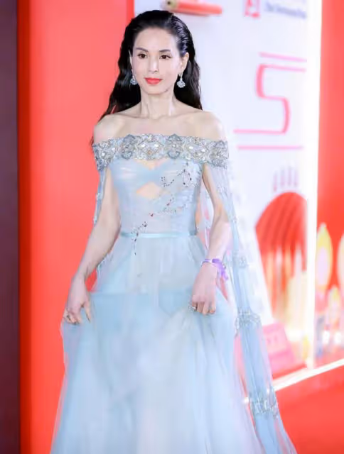 女星走紅毯猶如「照妖鏡」,誰在優雅老去,誰在瘋狂填充?