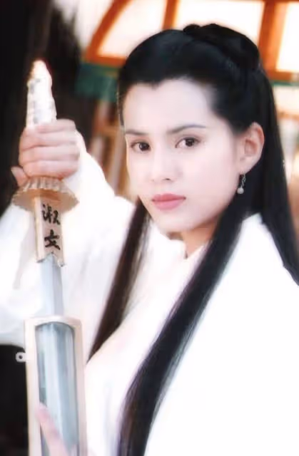 女星走紅毯猶如「照妖鏡」,誰在優雅老去,誰在瘋狂填充?