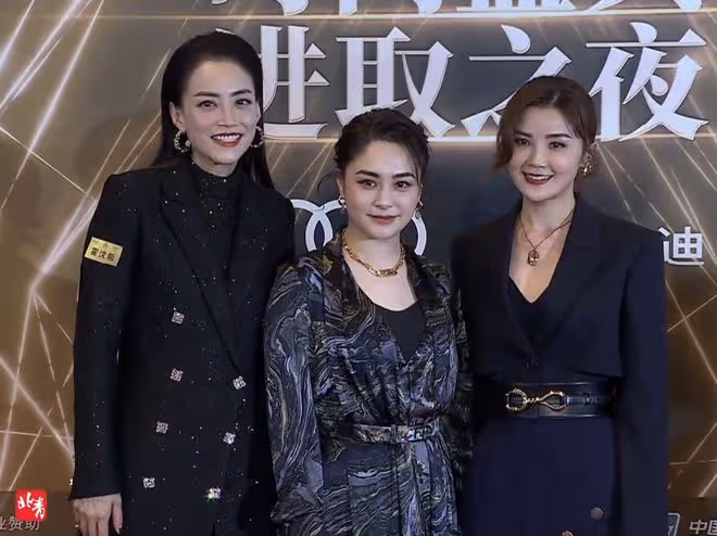 女星走紅毯猶如「照妖鏡」,誰在優雅老去,誰在瘋狂填充?