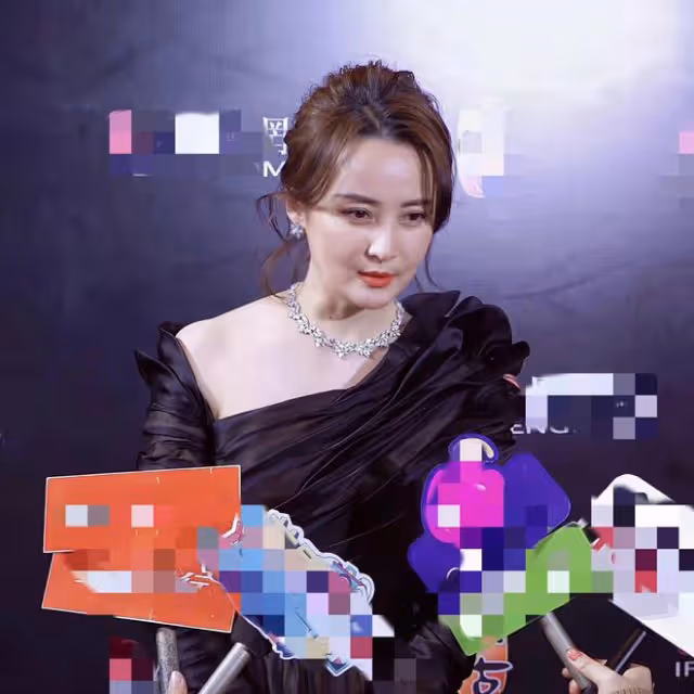 女星走紅毯猶如「照妖鏡」,誰在優雅老去,誰在瘋狂填充?