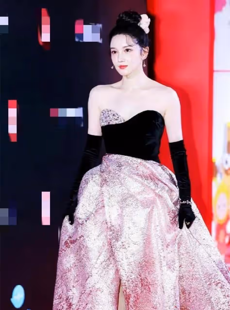 女星走紅毯猶如「照妖鏡」,誰在優雅老去,誰在瘋狂填充?