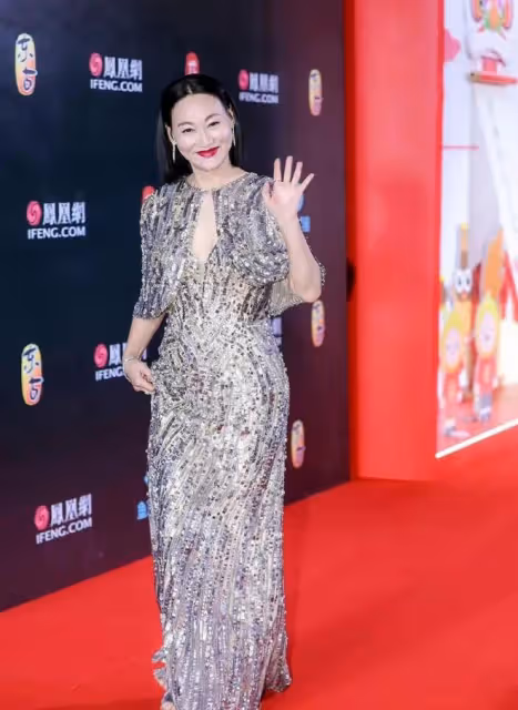 女星走紅毯猶如「照妖鏡」,誰在優雅老去,誰在瘋狂填充?