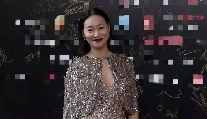 女星走紅毯猶如「照妖鏡」,誰在優雅老去,誰在瘋狂填充?