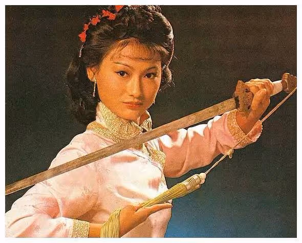 女星走紅毯猶如「照妖鏡」,誰在優雅老去,誰在瘋狂填充?