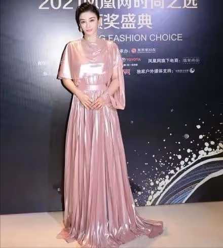 女星走紅毯猶如「照妖鏡」,誰在優雅老去,誰在瘋狂填充?
