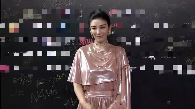 女星走紅毯猶如「照妖鏡」,誰在優雅老去,誰在瘋狂填充?