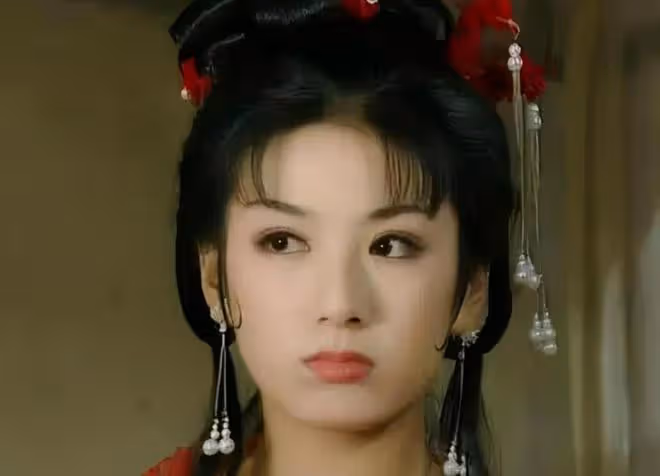 女星走紅毯猶如「照妖鏡」,誰在優雅老去,誰在瘋狂填充?
