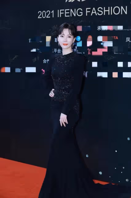 女星走紅毯猶如「照妖鏡」,誰在優雅老去,誰在瘋狂填充?