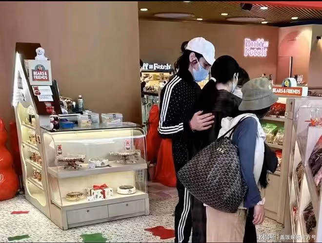 向佐郭碧婷合體逛街,女方狀態疲憊無交流,搭背動作破離婚傳聞