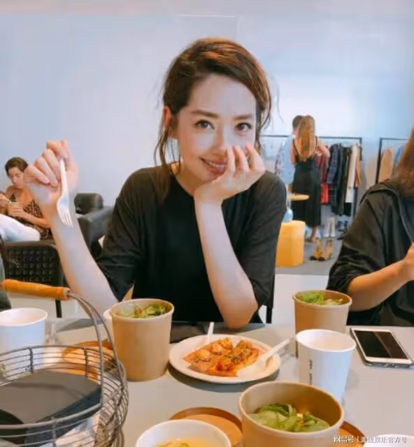 向佐郭碧婷合體逛街,女方狀態疲憊無交流,搭背動作破離婚傳聞